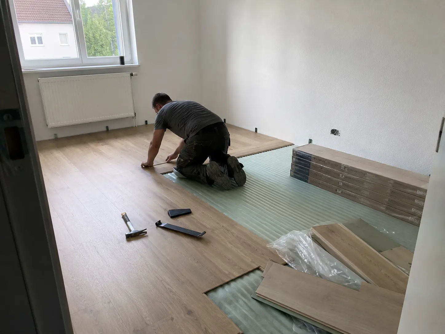 Laminatboden wird in einer Wohnung in Schwäbisch Hall verlegt