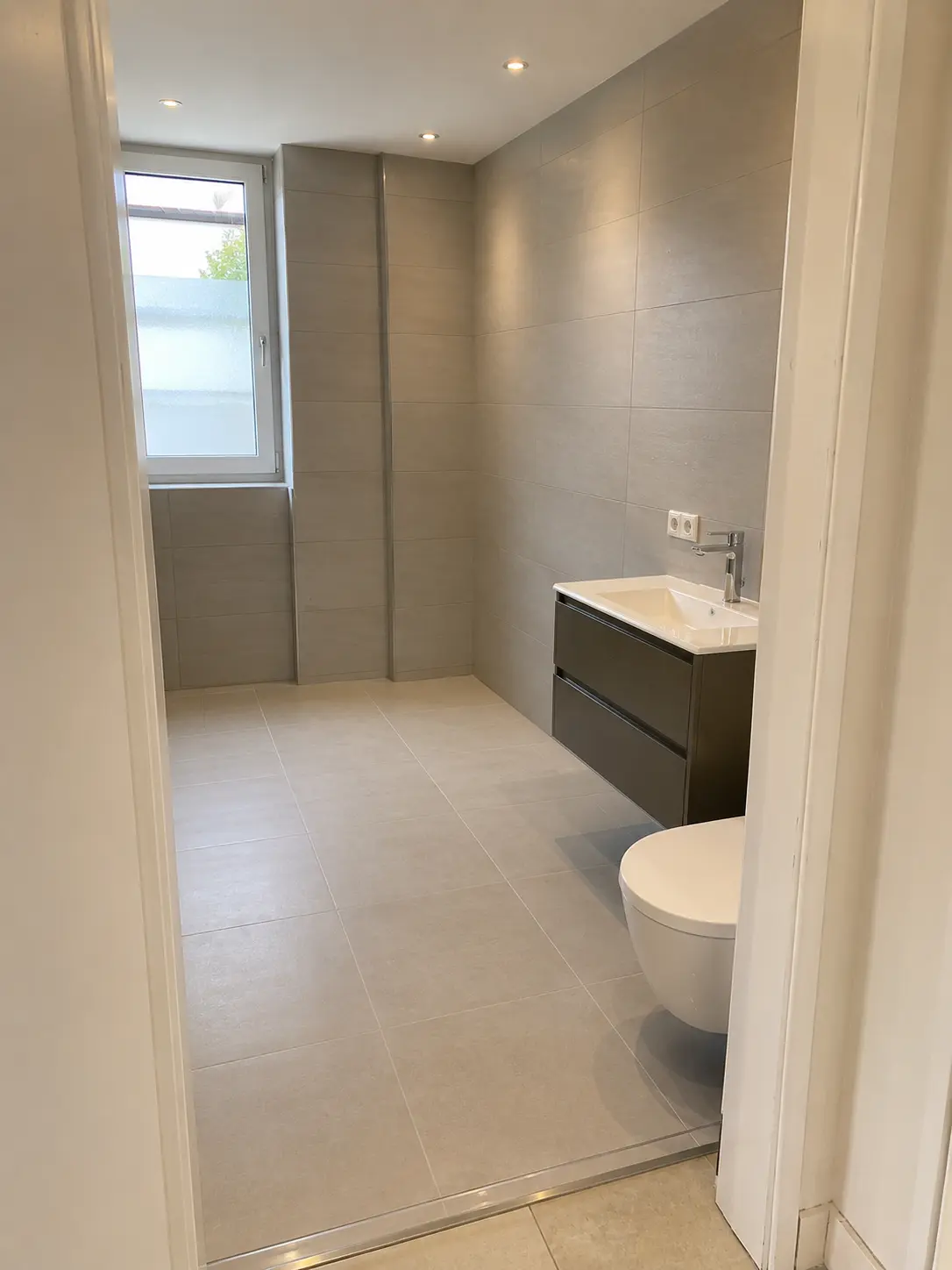 Fertig gefliestes Badezimmer mit großformatigen Fliesen in Schwäbisch Hall