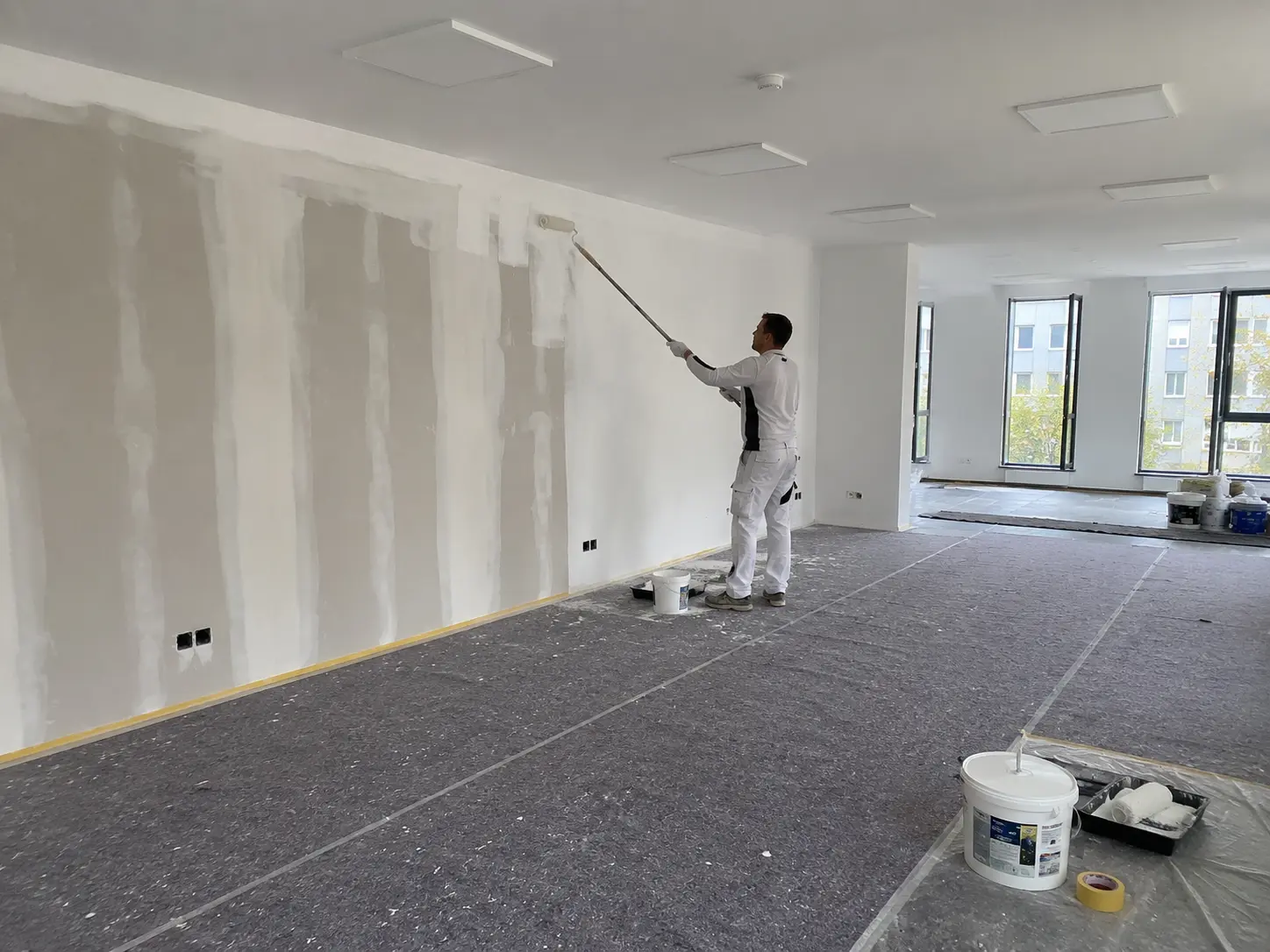 Maler bei Grossflächenarbeiten in einem Gewerbeobjekt in Schwäbisch Hall