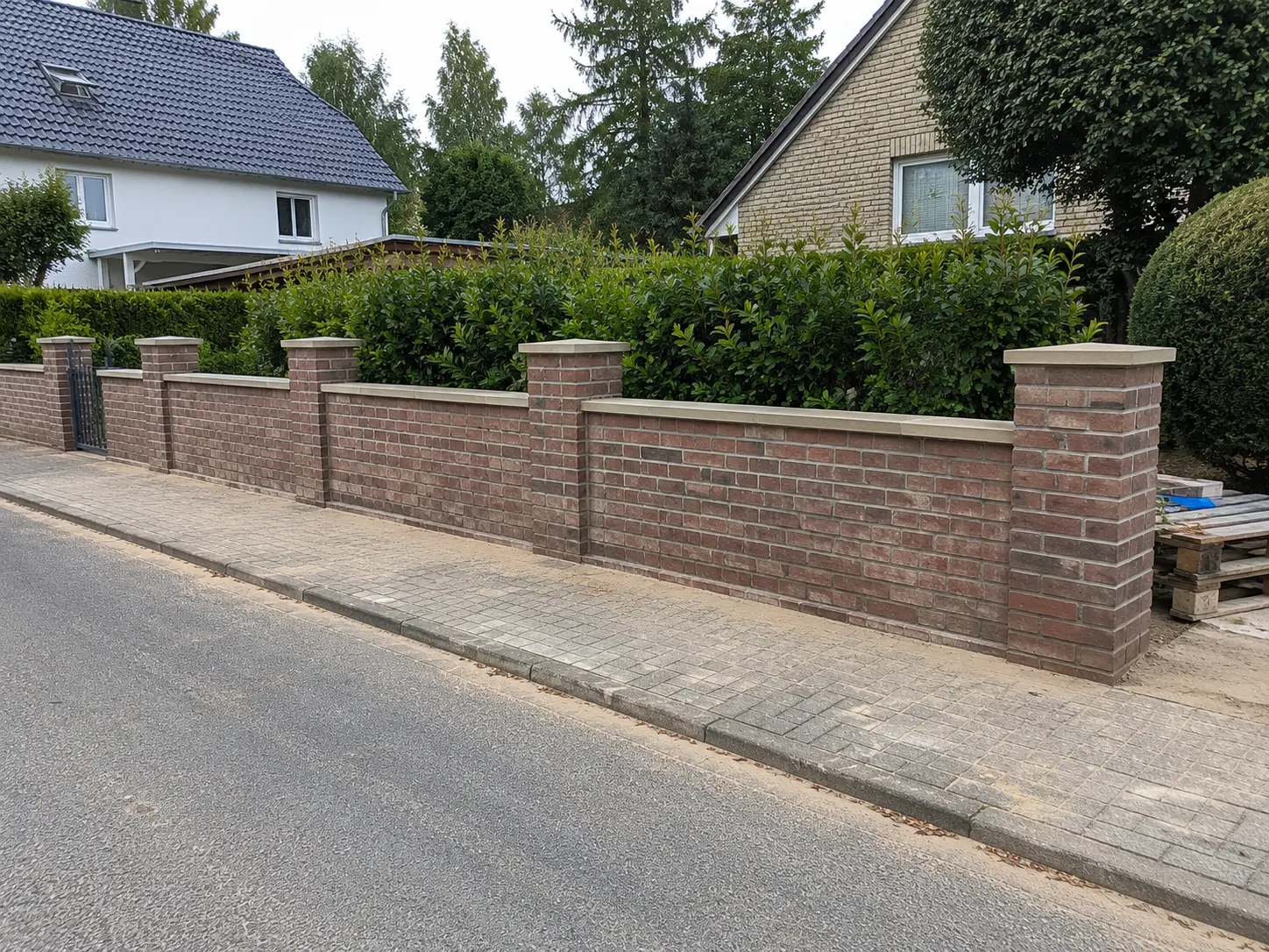 Fertig gesetztes Gartenmauerwerk als Einfriedung eines Privatgrundstücks in Schwäbisch Hall