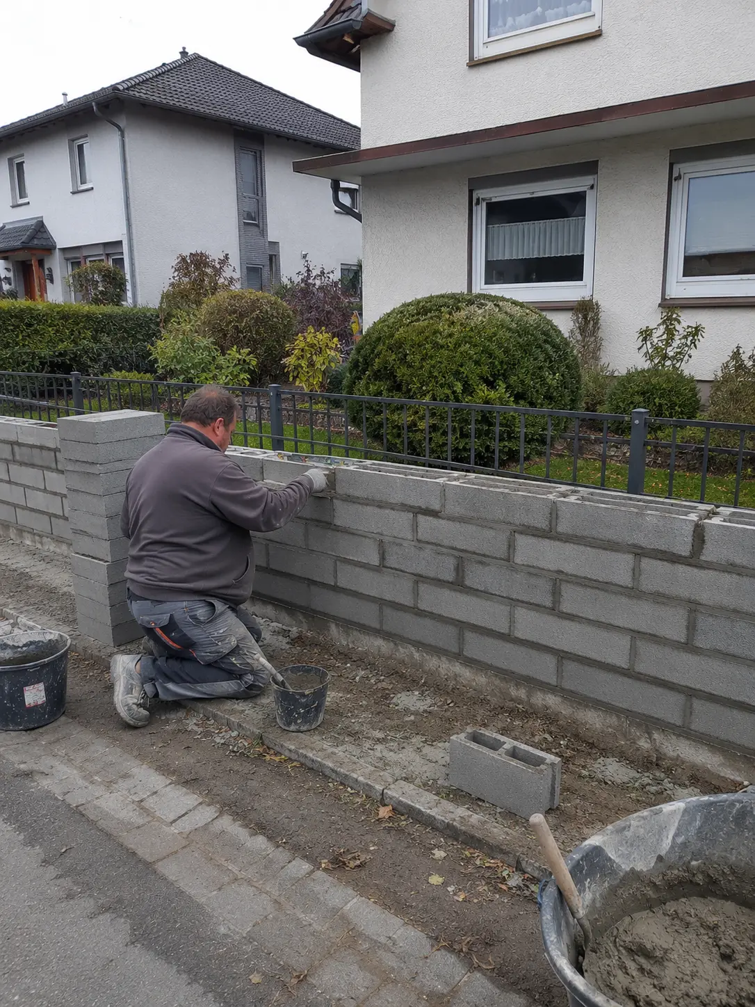 Handwerker beim Setzen einer Gartenmauer im Aussenbereich in Schwäbisch Hall
