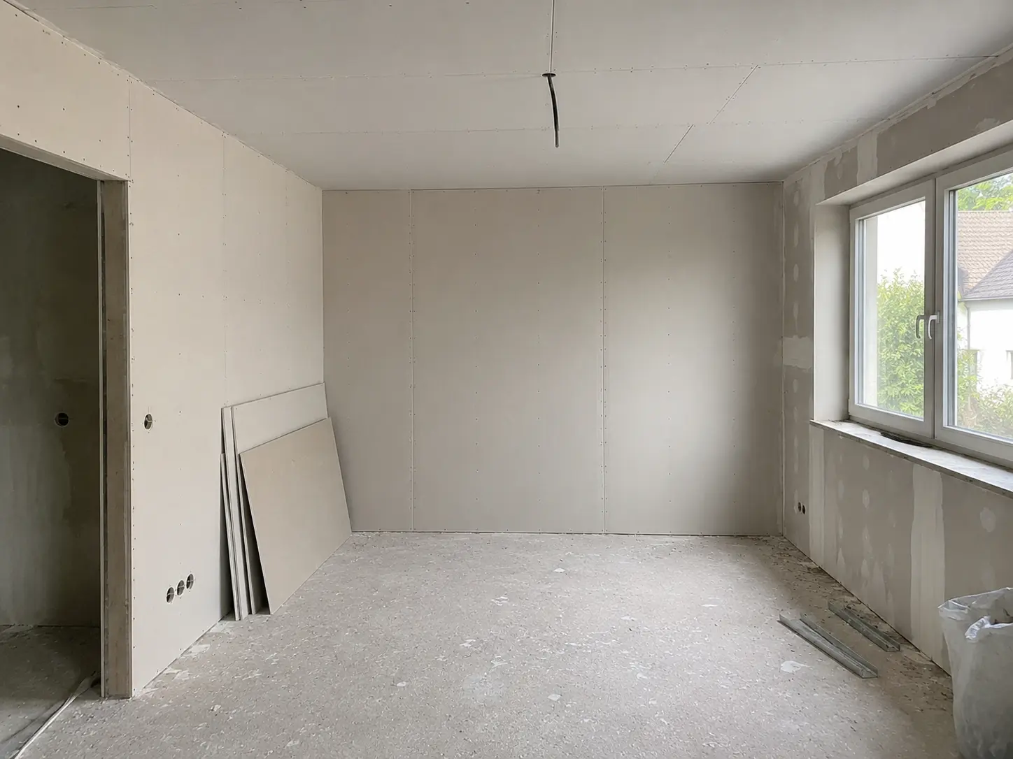 Wohnraum in der Kernsanierung mit verspachtelten Trockenbauwänden in Schwäbisch Hall