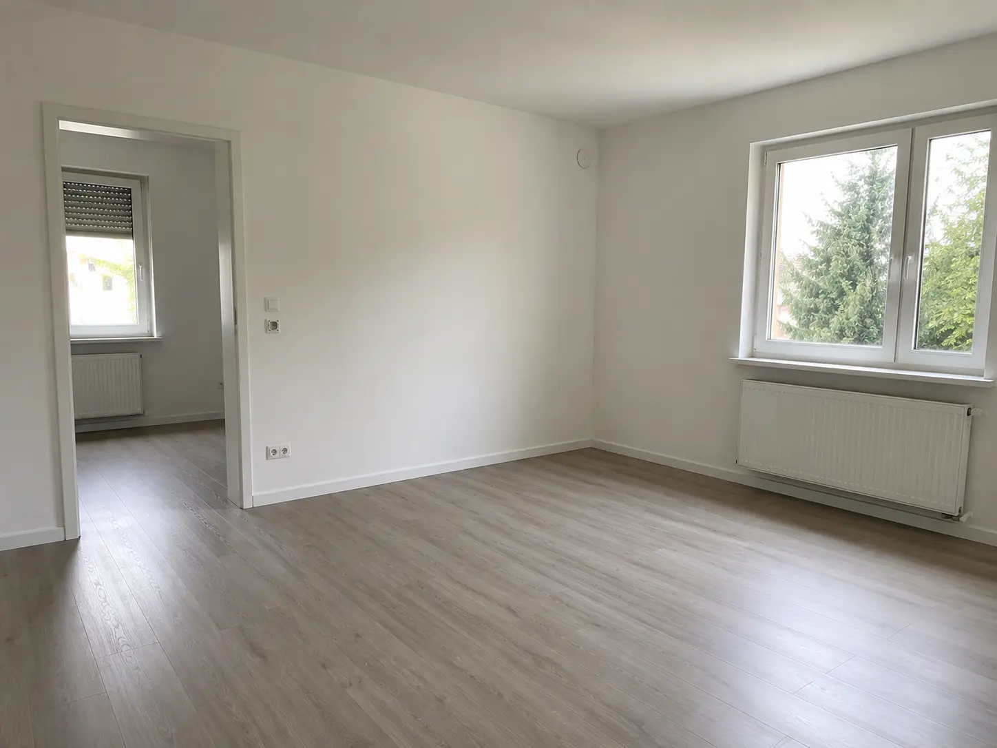 Frisch saniertes Zimmer mit neuem Bodenbelag und renovierten Wänden in Schwäbisch Hall