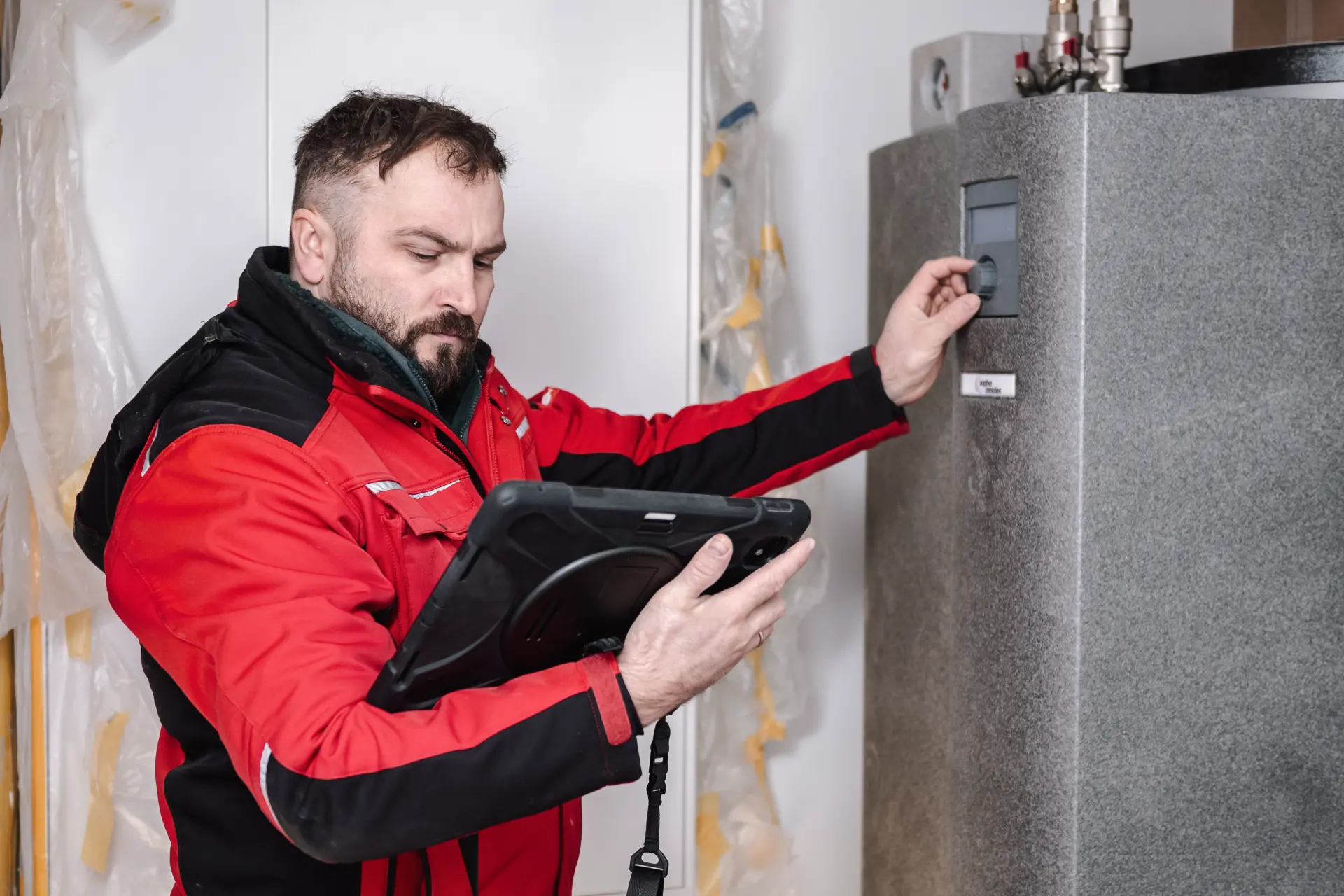 Mitarbeiter bei der Inbetriebnahme einer Heizungsanlage
