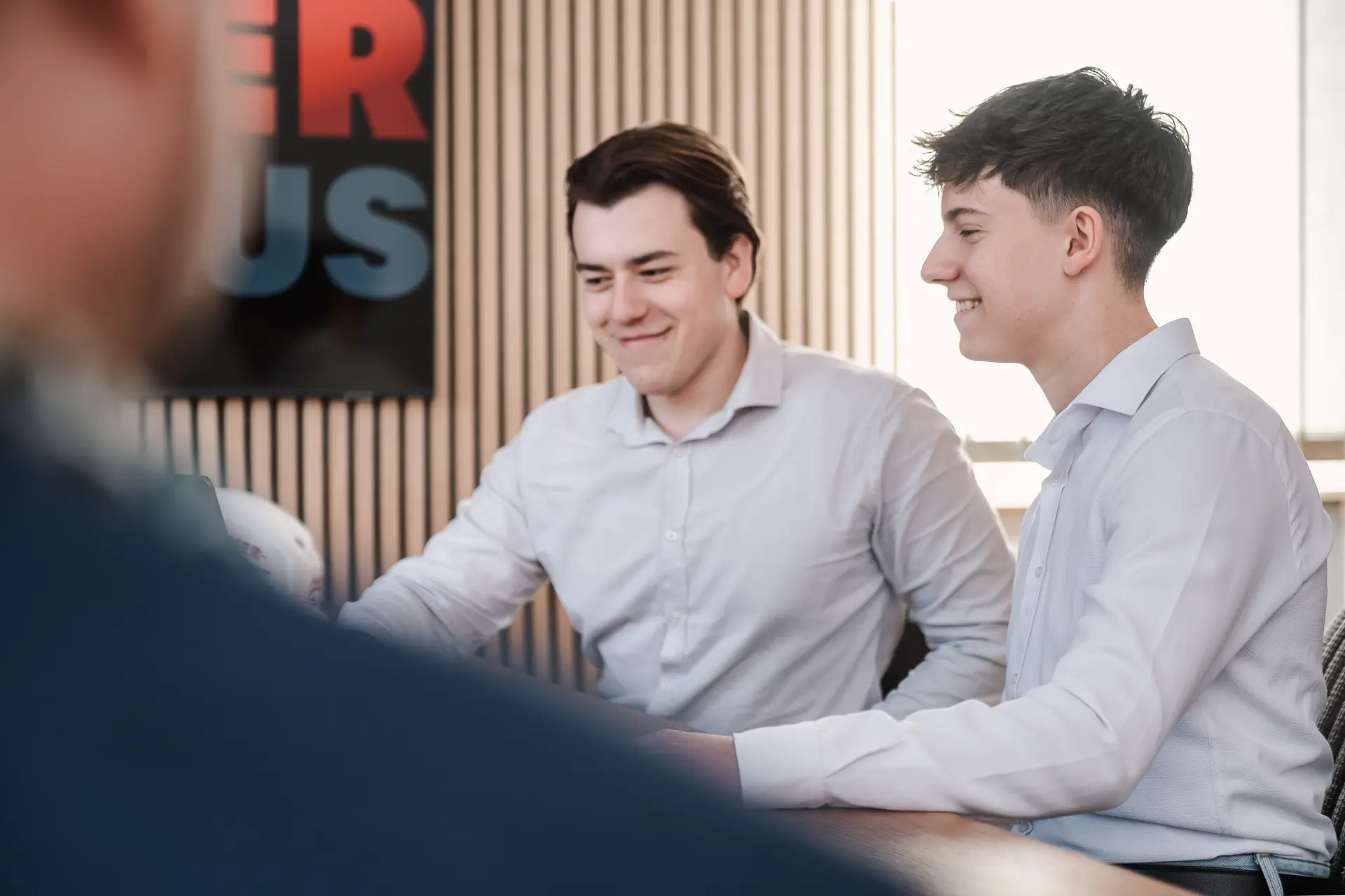 Zwei Mitarbeiter von Bier Haus bei einer Besprechung im Büro