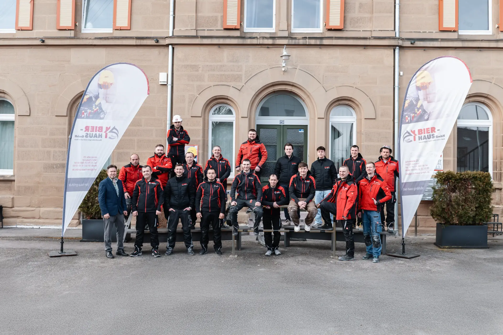 Das gesamte Team von Bier Haus vor dem Firmensitz