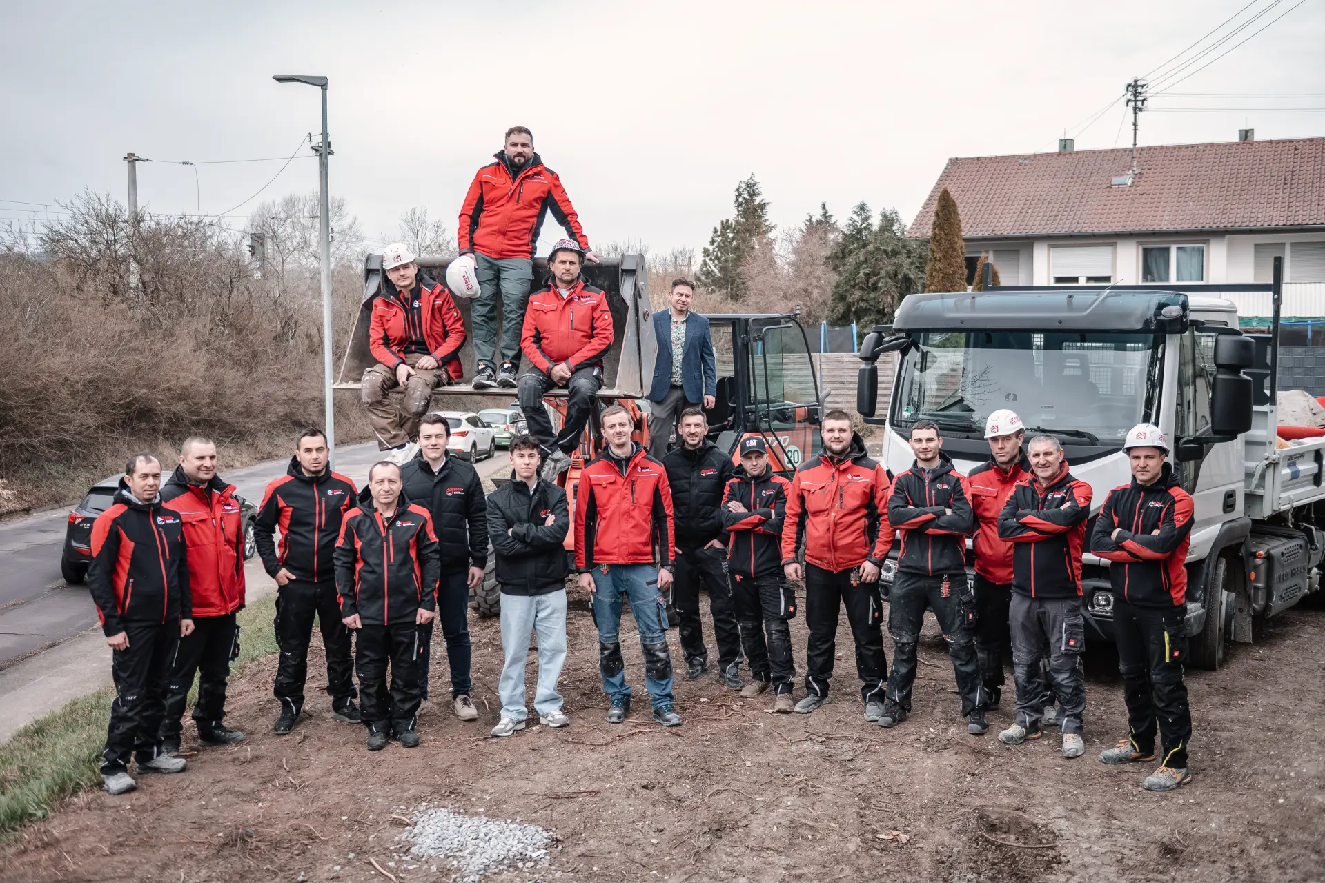 Team von Bier Haus mit Lkw und Baumaschinen