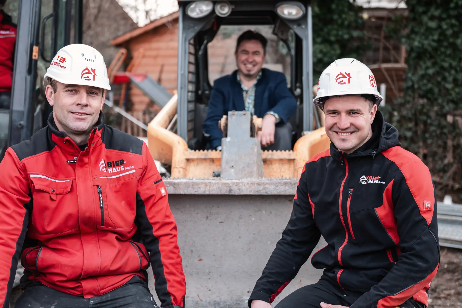 Team von Bier Haus mit Schutzhelmen auf der Baustelle