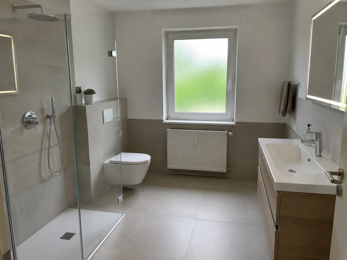 Fertig saniertes Badezimmer mit bodengleicher Dusche in Schwäbisch Hall