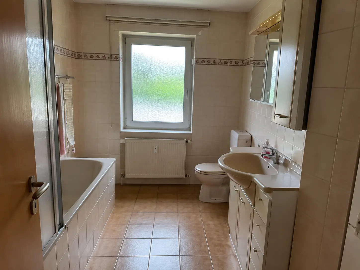 Altes Badezimmer mit Badewanne vor der Komplettsanierung in Schwäbisch Hall