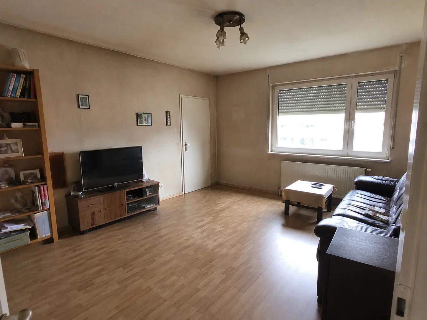 Wohnzimmer vor der Renovierung mit altem Bodenbelag in Schwäbisch Hall