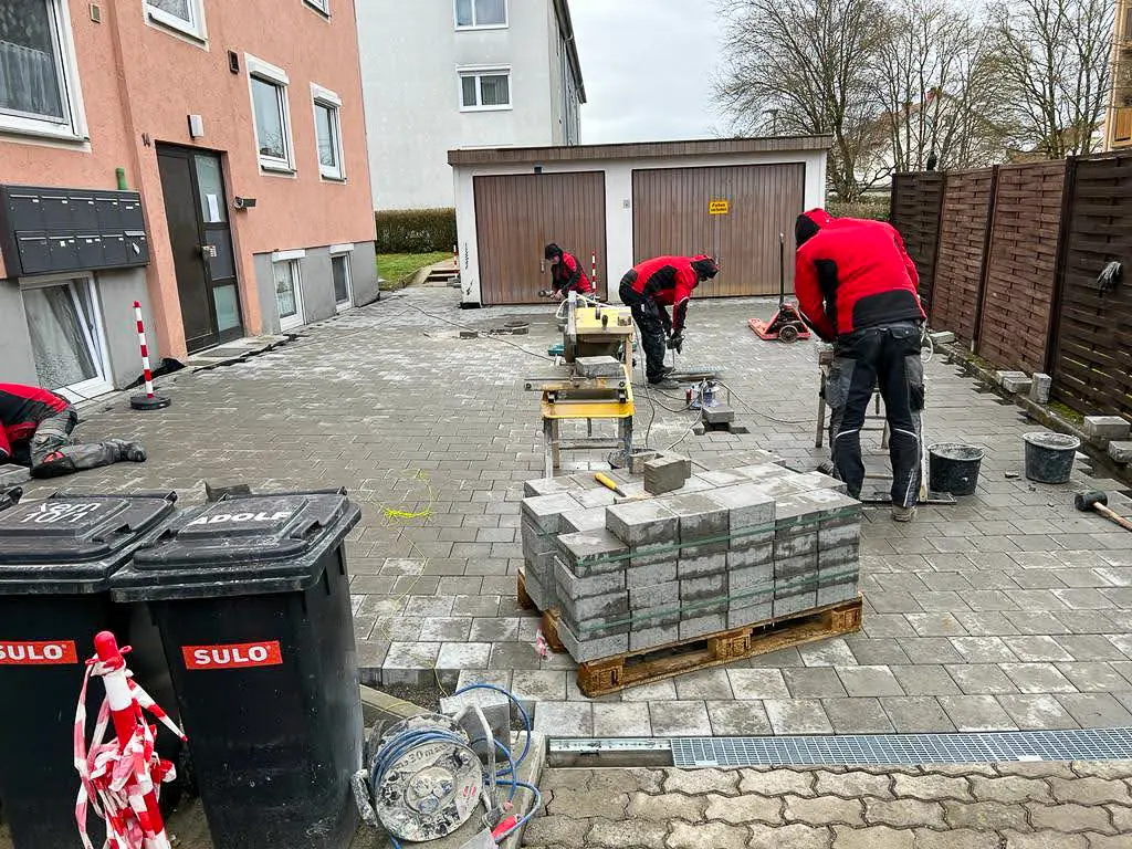 Handwerker von Bier Haus verlegen Betonpflaster auf einem Hof in Schwäbisch Hall