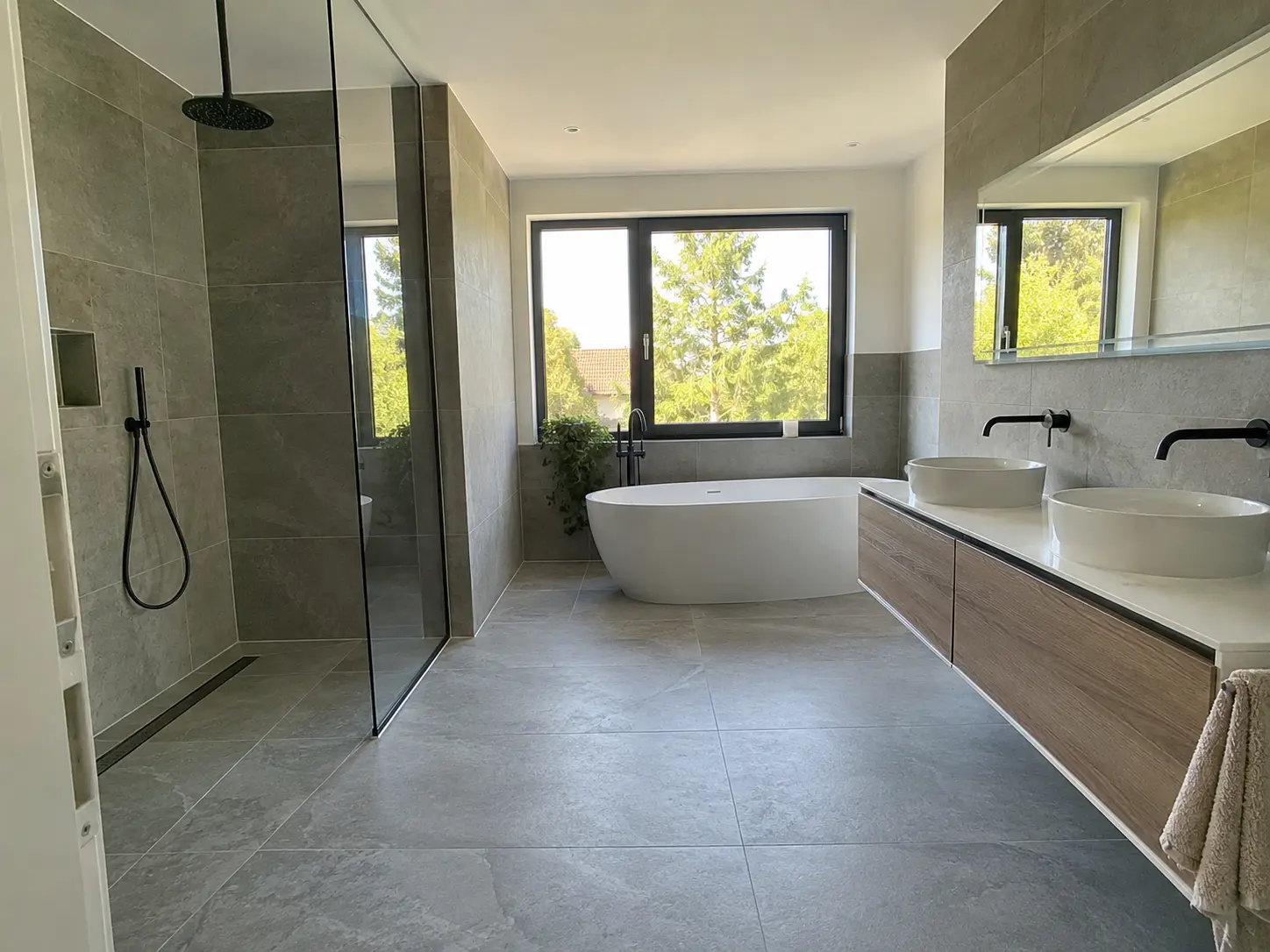Bad mit freistehender Badewanne, Doppelwaschtisch und bodengleicher Dusche