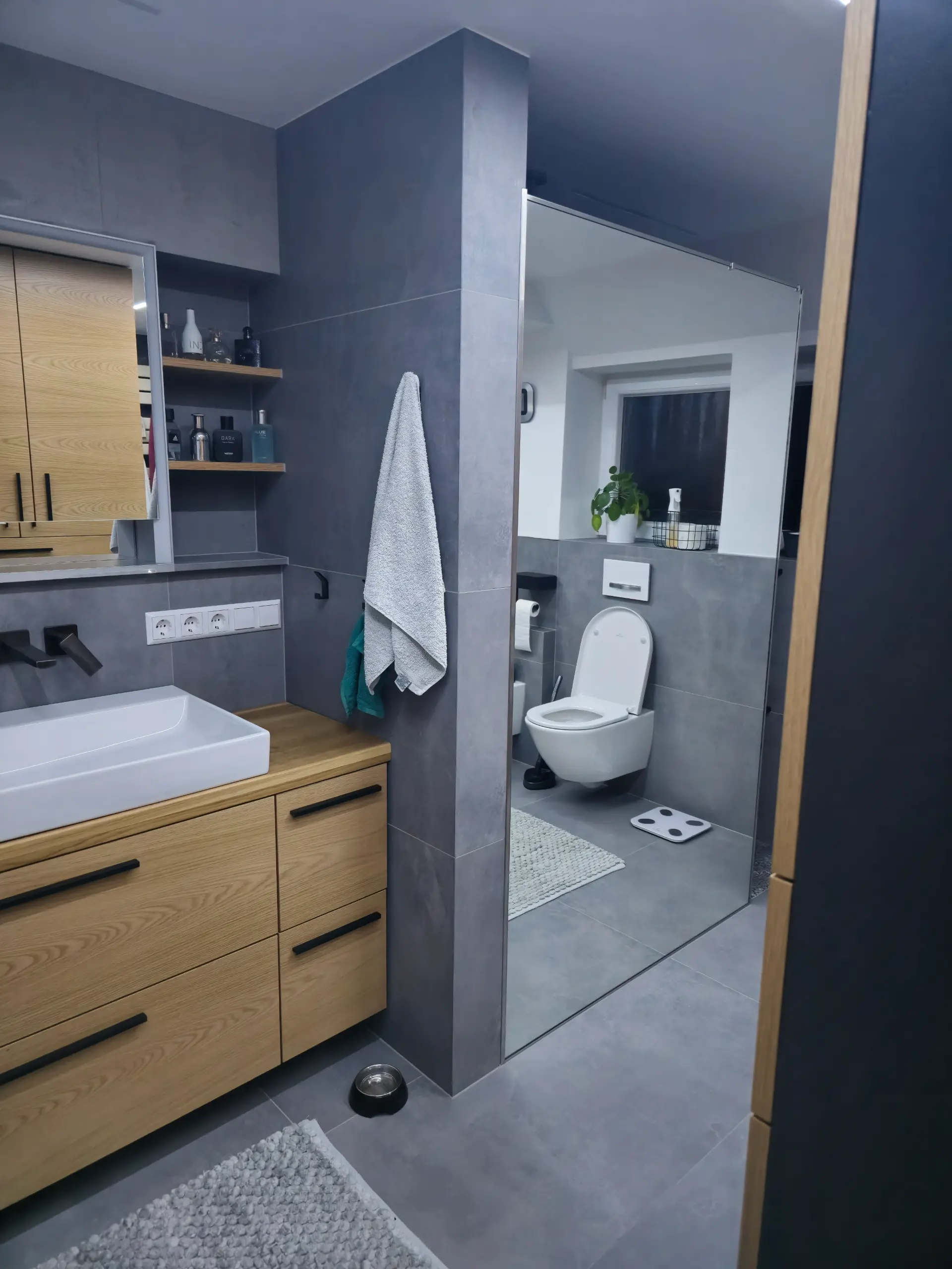 Fertiges Bad mit Holzwaschtisch, wandhängendem WC und Fliesen in Betonoptik in Schwäbisch Hall
