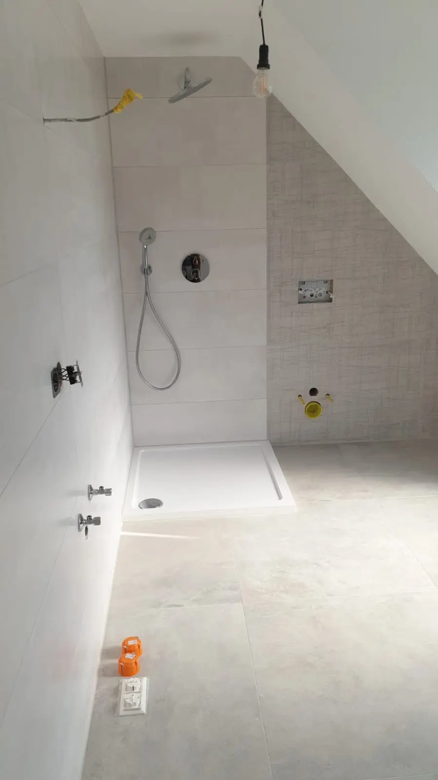 Fertig gefliestes Dachbad mit Dusche unter der Dachschräge in Schwäbisch Hall
