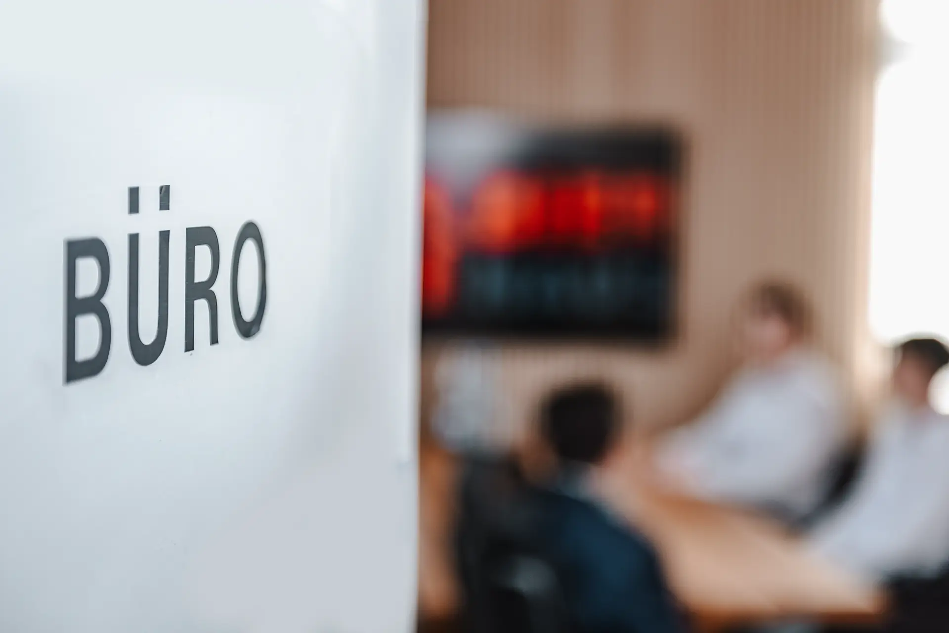 Besprechung im Büro von Bier Haus hinter der beschrifteten Bürotür