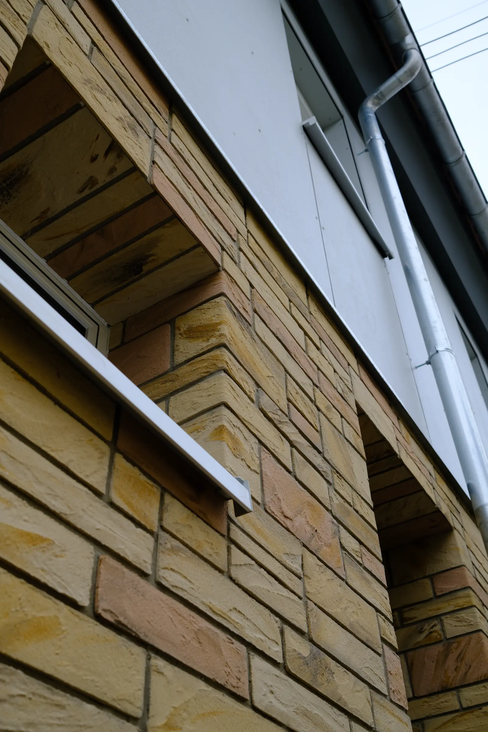 Fertige Fassade mit Klinkerriemchen in Gelb- und Beigetönen