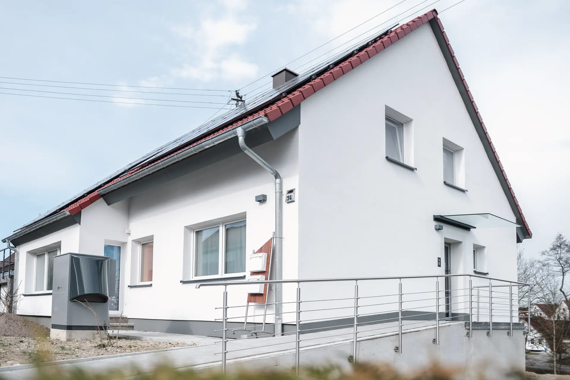 Fertig saniertes Einfamilienhaus mit weißer Fassade, Photovoltaik und Wärmepumpe in Schwäbisch Hall