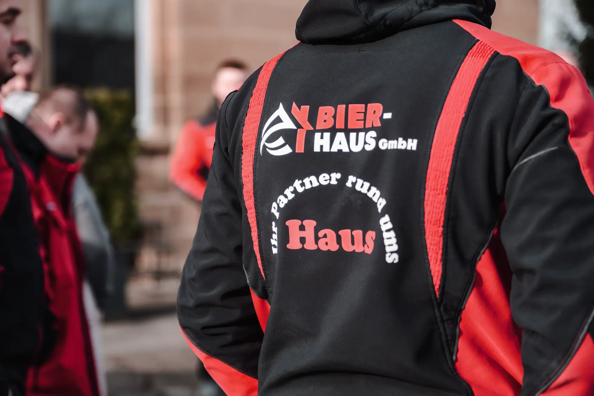 Arbeitsjacke von Bier Haus mit Logo und Schriftzug auf dem Rücken