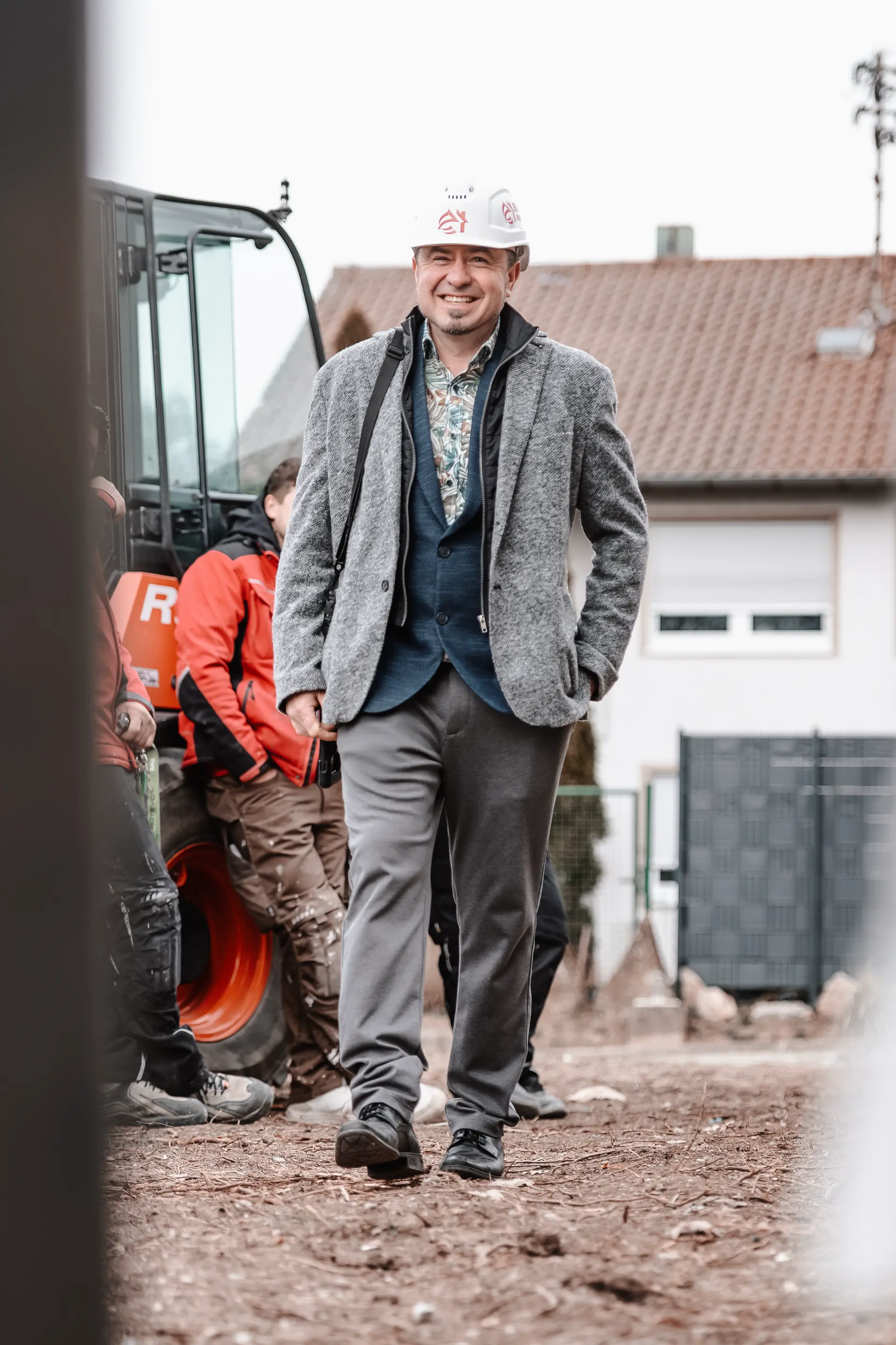 Schreinermeister und Inhaber Eduard Bier auf einer Baustelle in Schwäbisch Hall