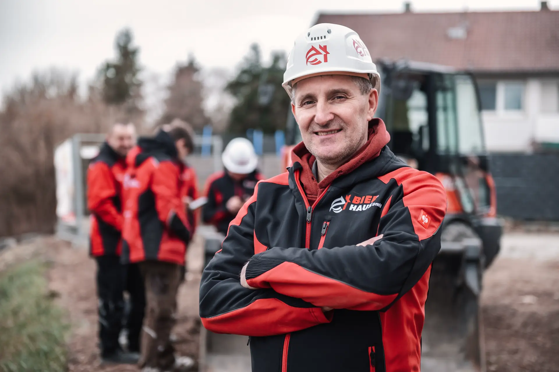 Eduard Bier, Schreinermeister und Geschäftsführer von Bier Haus, im Portrait auf der Baustelle