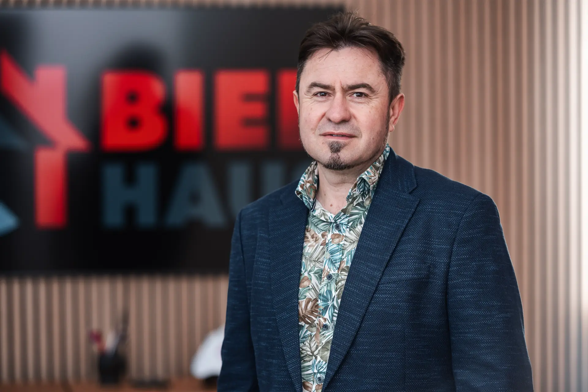 Eduard Bier, Geschäftsführer von Bier Haus, im Büro in Schwäbisch Hall