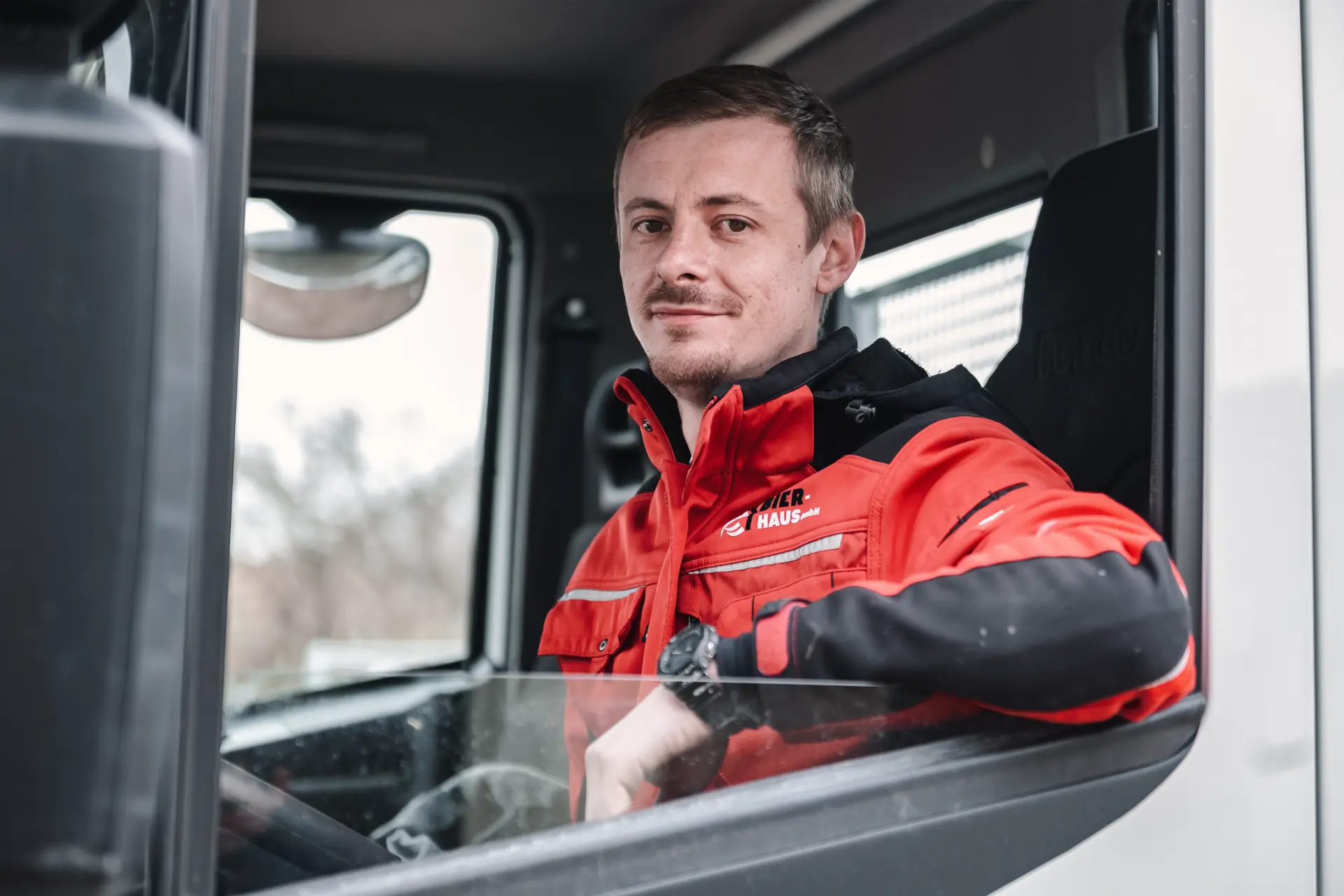 Mitarbeiter von Bier Haus im Portrait vor dem Servicewagen in Schwäbisch Hall