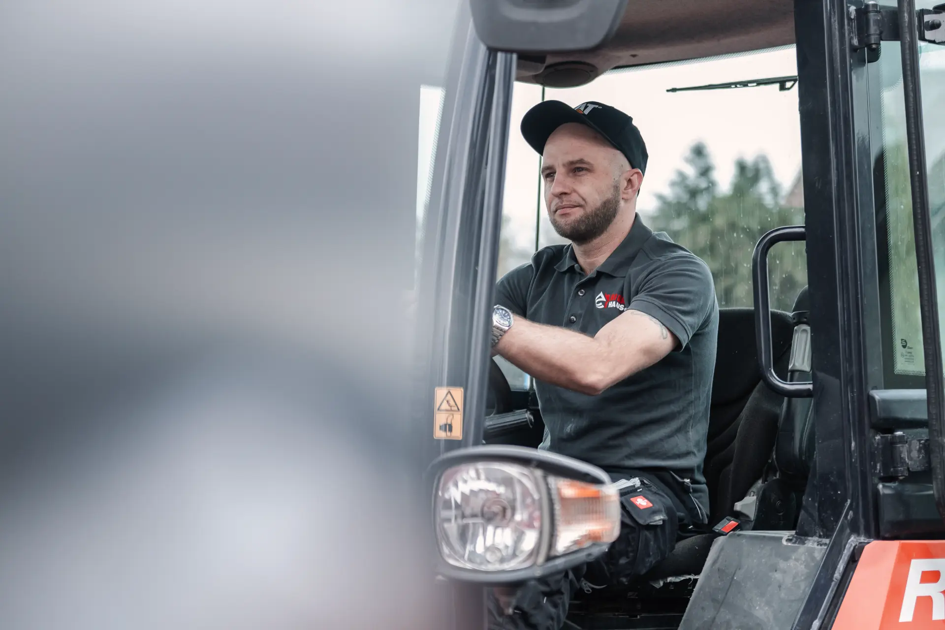 Mitarbeiter von Bier Haus bedient eine Baumaschine auf der Baustelle