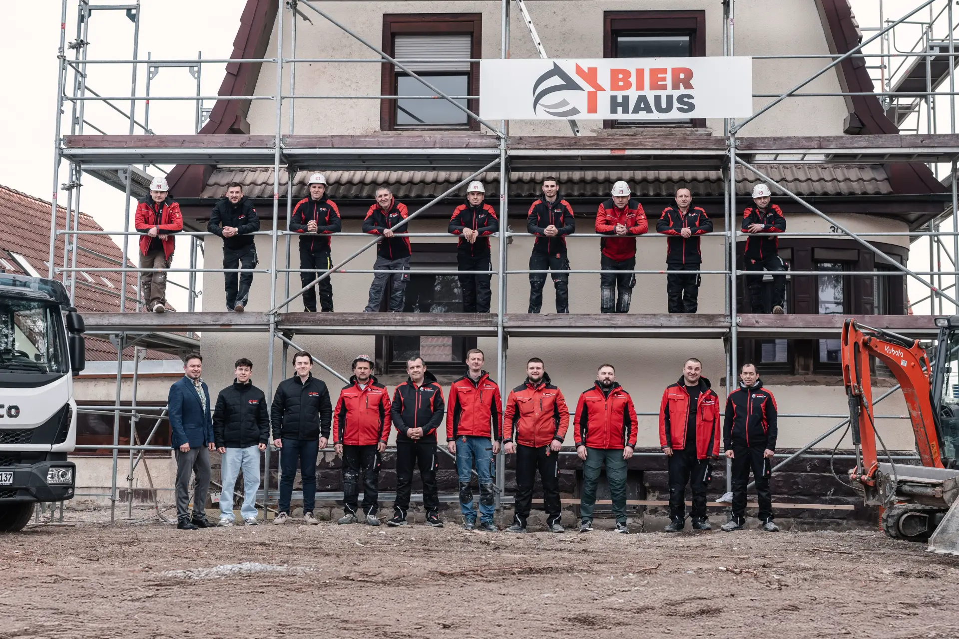 Team von Bier Haus auf einer eingerüsteten Baustelle in Schwäbisch Hall
