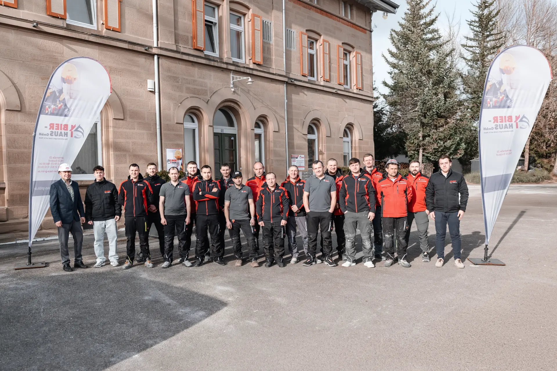 Das gesamte Team von Bier Haus vor dem Firmensitz in Schwäbisch Hall