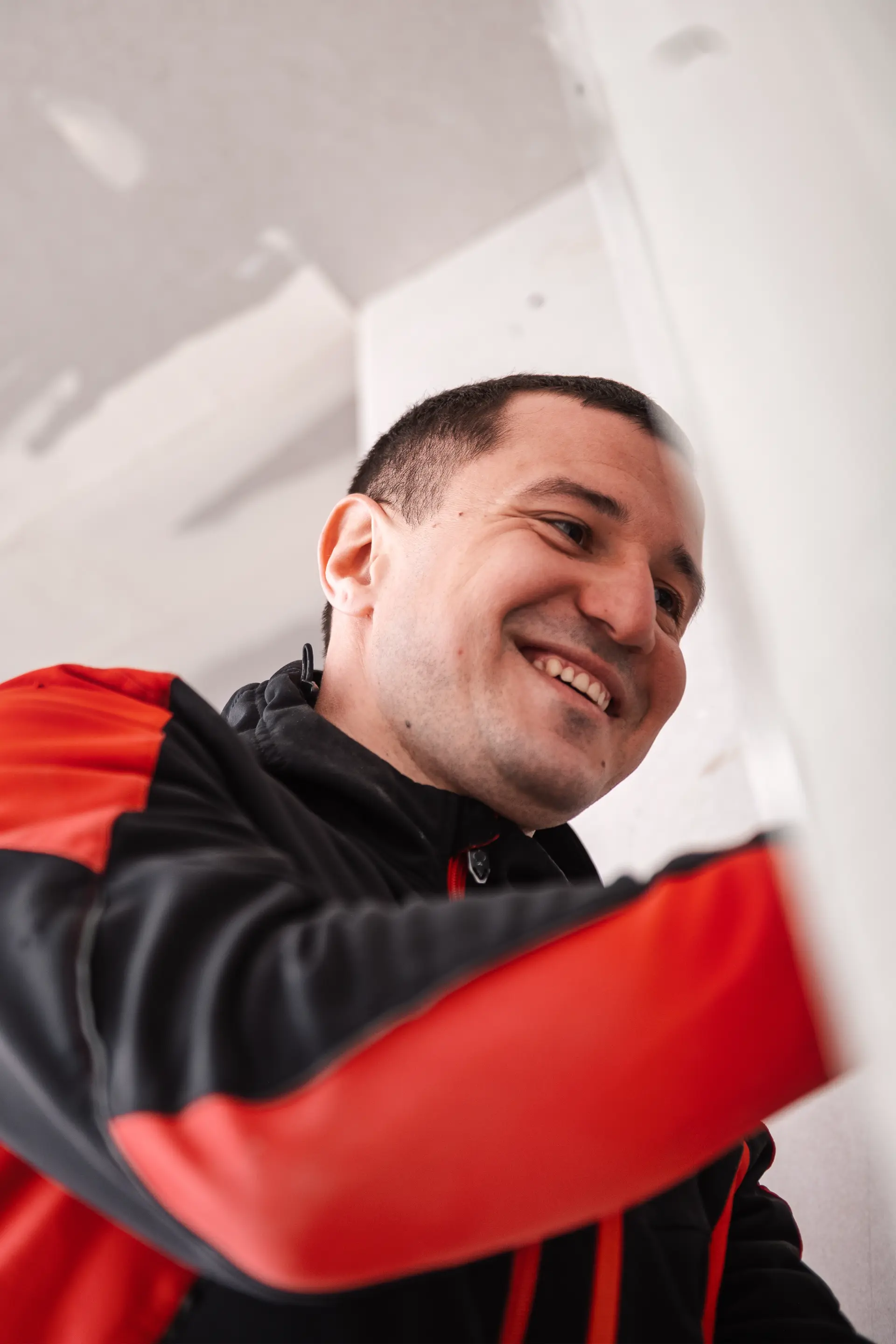 Lachender Mitarbeiter von Bier Haus bei der Arbeit an einer Decke