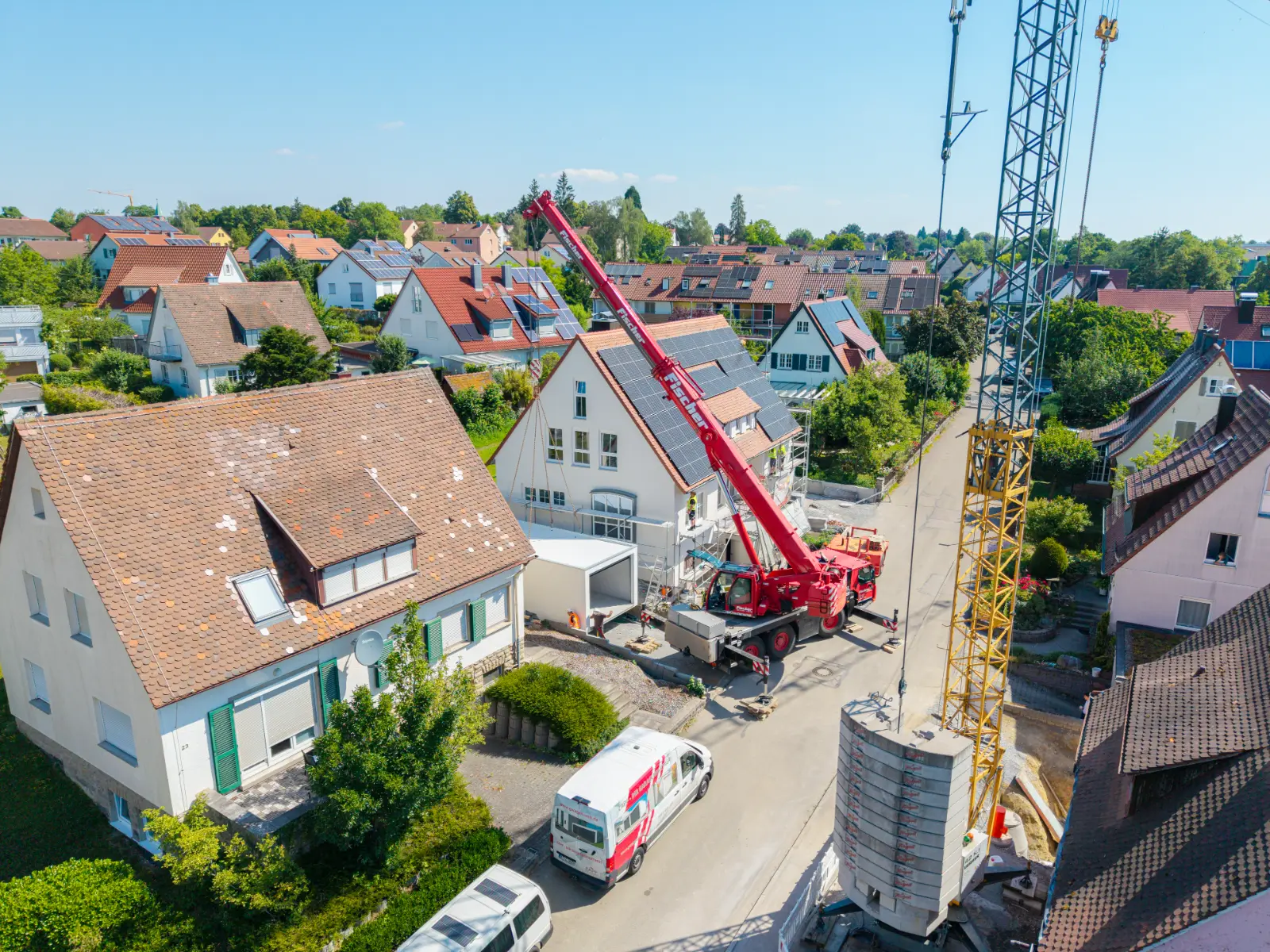 Luftaufnahme einer Kernsanierung von Bier Haus mit Autokran und Baustellenlogistik in einem Wohngebiet